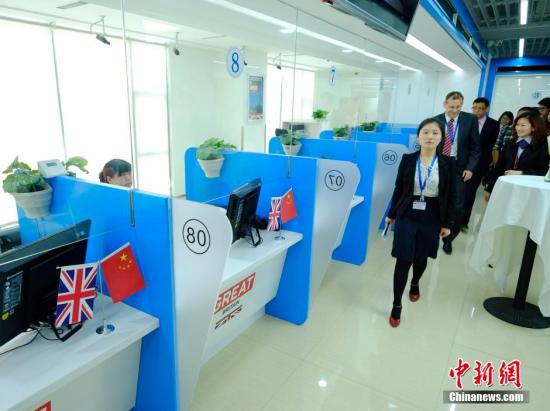 File photo of the service desks at the British visa office in Beijing, which was launched on April 23, 2014 (Photo/ China News Service)