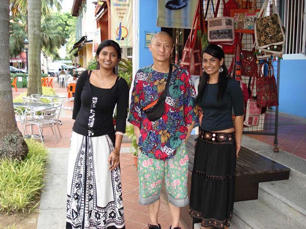 Liang meets local singers in Malaysia in 2007. (Photo courtesy of Liang Xu)