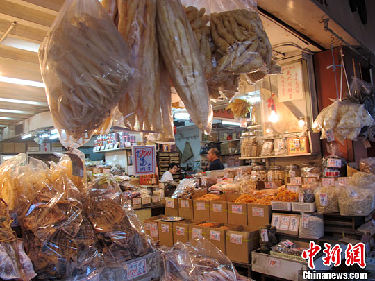 A store sells salted fish in Hong Kong Seafood Street. (Photo: China News Service)