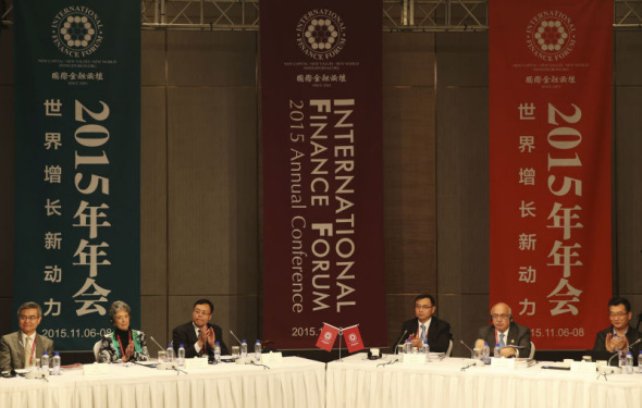 Economists attend a roundtable discussion at the 2015 International Finance Forum (IFF) in Beijing, Nov. 6, 2015. (Photo: China News Service/Liu Guanguan)