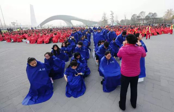 Participants forming a record-large 'lung' in Beijing on November 15, 2015. (Photo/Beijing Youth Daily)