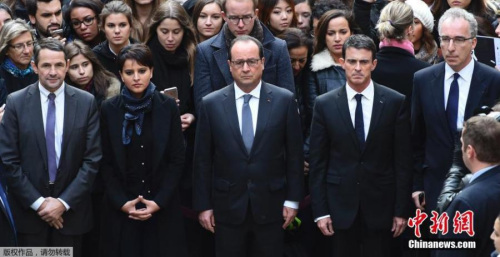 (From L) French Minister for Higher Education and Research Thierry Mandon, French Education Minister Najat Vallaud-Belkacem, French President Francois Hollande and French Prime Minister Manuel Valls observe a minute of silence at the Sorbonne University in Paris on November 16, 2015 to pay tribute to victims of the Paris attacks. (Photo/Agencies)