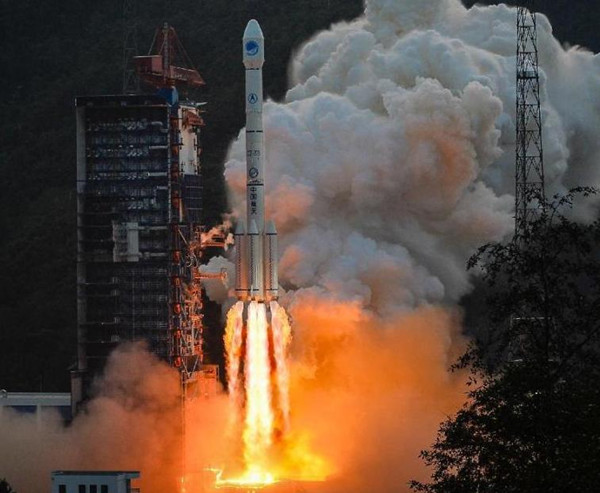 A Long March-3B carrier rocket carrying a new-generation Beidou satellite lifts off from the Xichang Satellite Launch Center in Xichang, southwest China's Sichuan Province, Sept. 30, 2015. (Photo/Xinhua)