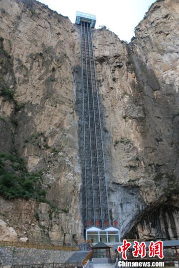 The elevator is 208 meters in height and entirely outdoor. (Photo/China News Service)