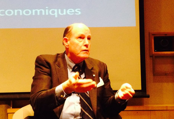 David Dodge, former governor of Bank of Canada and former deputy finance minister, speaks at a panel of Talking Economics at the Canadian Embassy in Beijing on Nov. 18, 2015. (Photo: ECNS/Qian Ruisha)