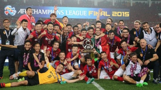Players of Guangzhou Evergrande celebrate during the awarding ceremony of the AFC Champions League final match between Guangzhou Evergrande and Al Ahli of United Arab Emirates in Guangzhou, China, Nov. 21, 2015. Guangzhou Evergrande won 1-0 and claimed the title. (Photo: Xinhua/Cao Can)