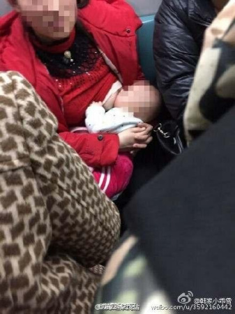 This photo of a woman breast-feeding her child was posted online by the Weibo account of bjtale.com. (Photo/Sina Weibo)