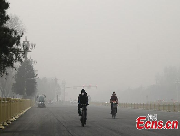 Photo taken on Nov. 30, 2015 shows the street in Beijing, capital of China. Heavy fog hit many parts of China on Monday. (Photo/CNS)