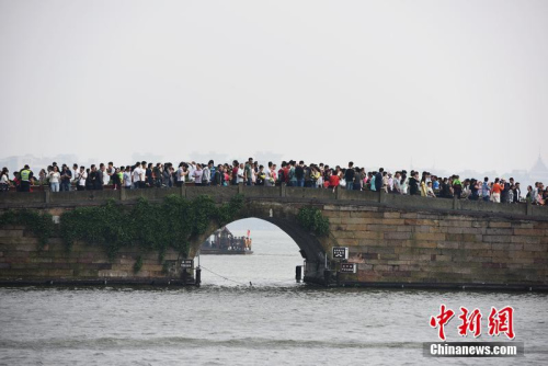 A famous scenic spot in Hangzhou, Zhejiang province is crammed with tourists on the first day of the Chinese National Day holidays in Beijing, capital of China, Oct. 1, 2015. (Photo/CFP)