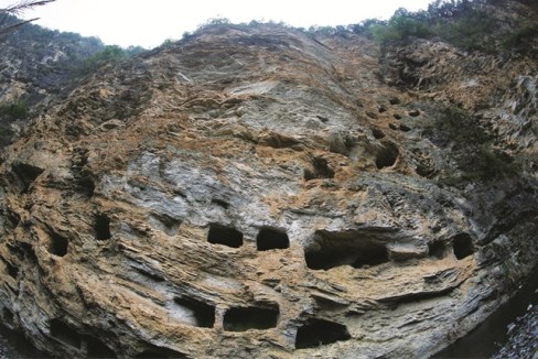 The hanging coffins are inside man-made caves halfway on a cliff in Hubei province, China. (Photo/cnhubei.com)