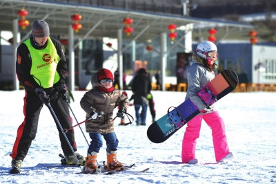 A child learns to ski in Pinggu district. (File photo)