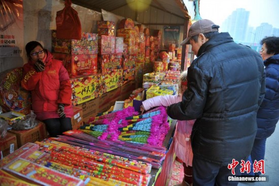 Beijing residents shopping fireworks at a vending site during the Spring Festival in 2014 (Photo/chinanews.com)