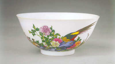 An antique cloisonne enamel bowl made during the Qing Dynasty. (File photo)