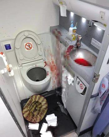 This photo shows the bloody lavatory on a Xiamen Airlines flight. (Photo/Beijing News)