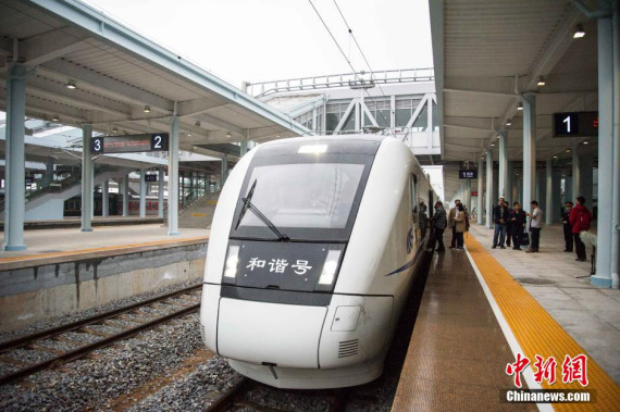 A high-speed train is to leave Haikou Railway Station, Dec. 30, 2015. China's southernmost province of Hainan has commenced operations of the worlds first island-looping high-speed train line. (Photo/Chinanews.com)