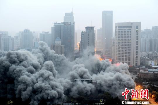 A 118-meter-high office building is dismantled in Xi'an, capital of Shaanxi province, in November 2015. (File photo/Chinanews.com)