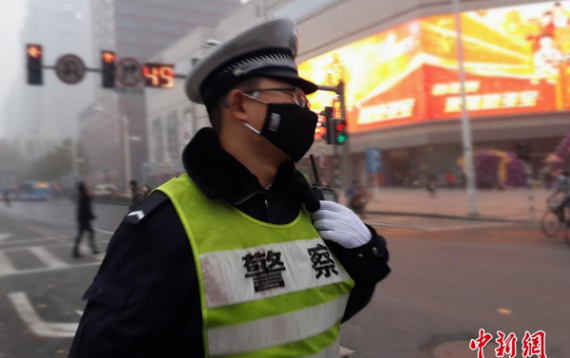 A traffic policeman is on duty in a smoggy day. (File photo/Chinanews.com)