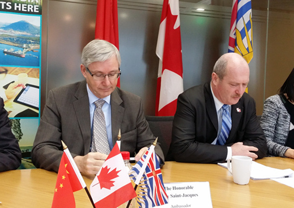 Guy Saint-Jacques, Ambassador of Canada to China (L), and Michael de Jong, Finance Minister of British Columbia, brief the media on BC's issuance of panda bonds on Friday, Jan. 22. (Photo: ECNS.cn/Qian Ruisha)