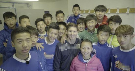 Young Chinese footballers pose for group photo with Barcelona superstar Lionel Messi.(Photo/Video screenshot)