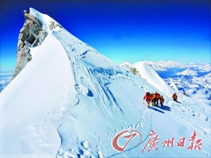 A Qomolangma climbing team is on their way to the peak. (File photo/Guangzhou Daily)