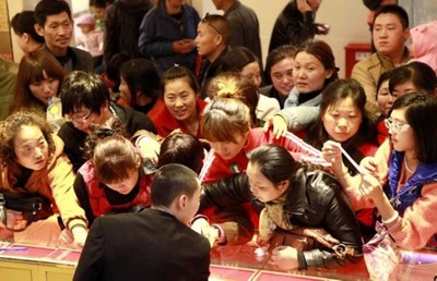 Chinese investors snap up gold products at a jewellery shop. (File photo)