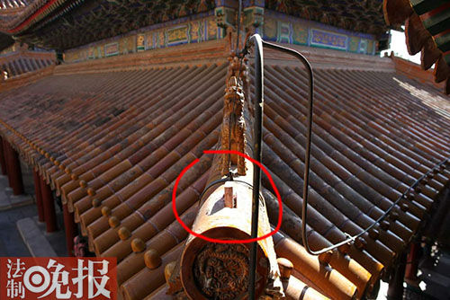 A yellow glazed ceramic component, symbolizing an immortal figure riding a phoenix, is found missing on a hall in the Summer Palace. (Photo/The Mirror)