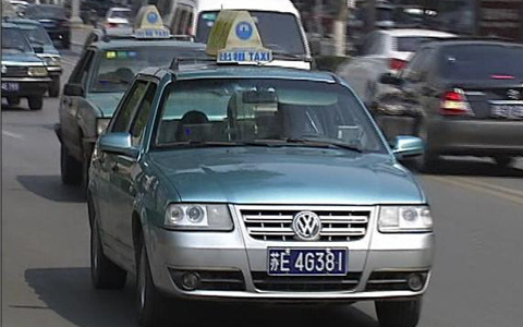 Suzhou, a tourism city in eastern China's Jiangsu Province plans to abolish the monthly franchise fees charged to taxi divers starting from March 1. (File photo)