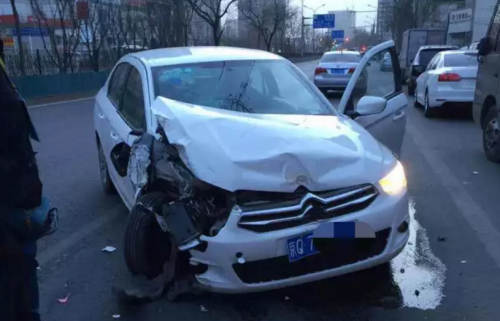 A photo taken by a man surnamed Lian shows a road accident after the man takes an Uber ride. (Photo provided by Lian)