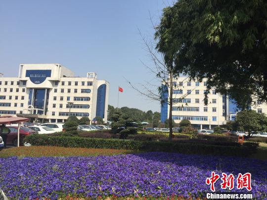 Changsha County Government has demolished an exterior wall in its courtyard  and turns it into a big public square. (Photo/Chinanews.com)