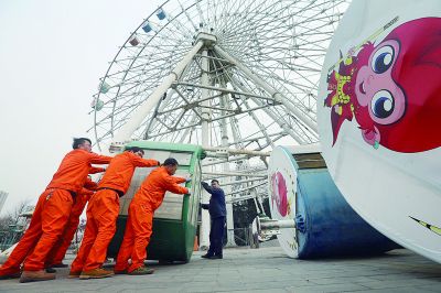 Workers push forward a Ferris wheel at a construction site. (Photo/Legal Evening News)