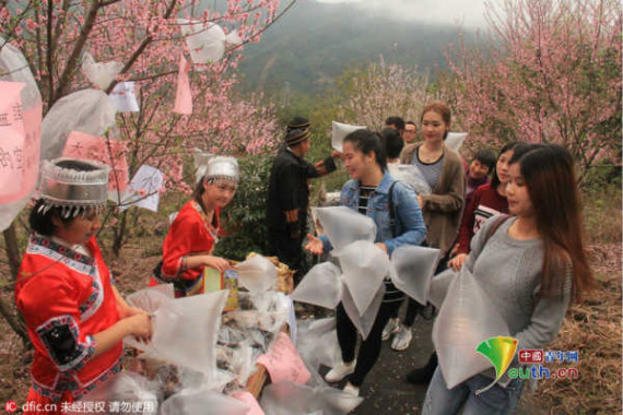Villagers in China's southern province of Guangdong sell bags of air to tourists. (Photo/ China Youth Daily)