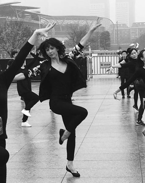 French actress Sophie Marceau joins middle-aged Chinese women for a square dance in Guangzhou, Guangdong province. (Photo/Guangzhou Daily)