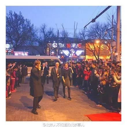 German President Joachim Gauck comes to Beijing's popular food street Guijie on Monday night. (Photo/Beijing Youth Daily) 