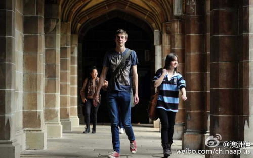 an expert on study in Australia, said that Chinese students should become informed of immigration policy changes. (Photo/Weibo of Chinaaplus)  