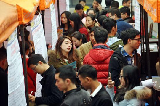 People participate in a job fair held in Wuhan, central China's Hubei Province, on March 12, 2016. (Photo/China Youth Daily)