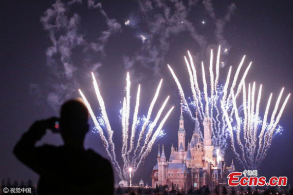 Shanghai Disneyland launches its first fireworks testing right behind the amazing Enchanted Storybook Castle.(Photo/CFP)