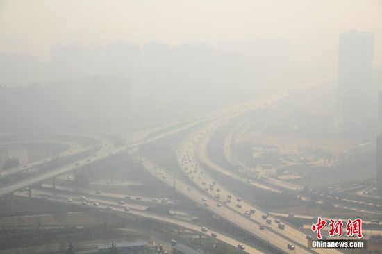 Zhengzhou was enveloped in heavy smog. (File photo/Chinanews.com)