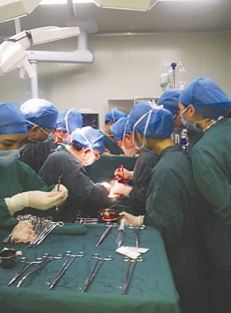Surgeons have an operation on a pregnant woman who has got a fetus growing on her liver. (Photo/Chengdu Business News)
