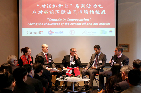 Professor Xu Qinhua, the moderator (L) and guests talk at the panel discussion. From the 2nd in the left: Mr.Jason Ambrose from Palantir Solutions,Mr.David Bromley from David Bromley Engineering,Mr. Satvinder Flore from Amec Foster Wheeler, and Mr.Brian Humphreys from Nexen.(Photo provided to Ecns.cn)