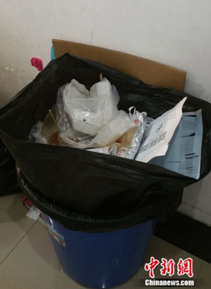 A trash can is full of food packages. (Photo/Chinanews.com)