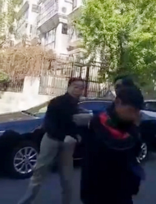 A video grab shows the man slaps the deliveryman. 