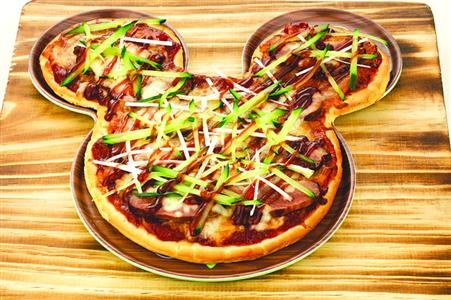 The Shanghai Disney Resort, Disney's first theme park in the Chinese mainland, released a special Shanghai cuisine menu for visitors on April 21, 2016. (Photo/Xinhua)