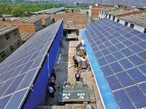 A photovoltaic power station system is installed on the house of a villager in northwestern Xi'an of Shaanxi Province. (Photo/Huashang Daily) 