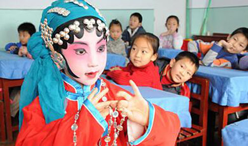 A little girl performs Peking Opera in the class. (File photo/Beijing News)