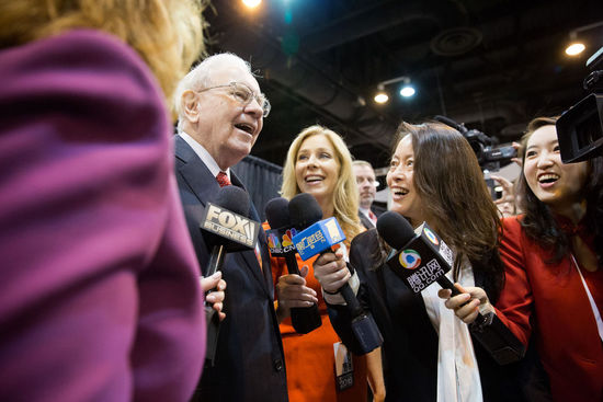 Warren Buffett answer reporters' questions at Berkshire Hathaway's annual shareholder meeting. (Photo/China Business News)