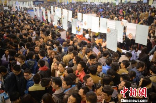 College graduates hunt jobs at a job fair. (File photo/Chinanews.com)