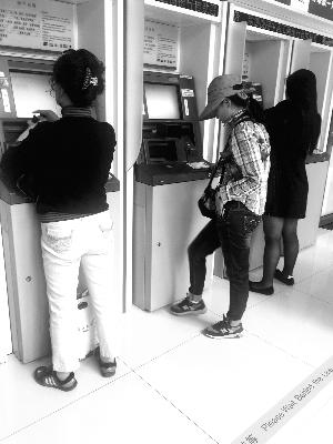 Hospital scalpers occupy ATMs for making appointments in hospitals. (Photo/Beijing Morning Post)