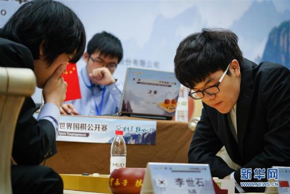 A photo shows a match between Ke Jie (R) and Lee Sedol in east China's Jiangsu Province on January 4, 2016. (Photo/Xinhua)