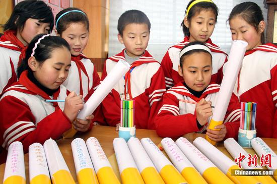 Primary students make cigaratte models during an anti-smoking campaign. (File photo/China News Service)
