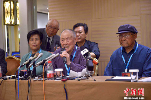 Kan Cuihua (L 1), representing her 96-year-old father Kan Shun, and two other forced laborers, reach agreement with Mitsubishi Materials Corp on June 1, 2016. (Photo/Chinanews.com)